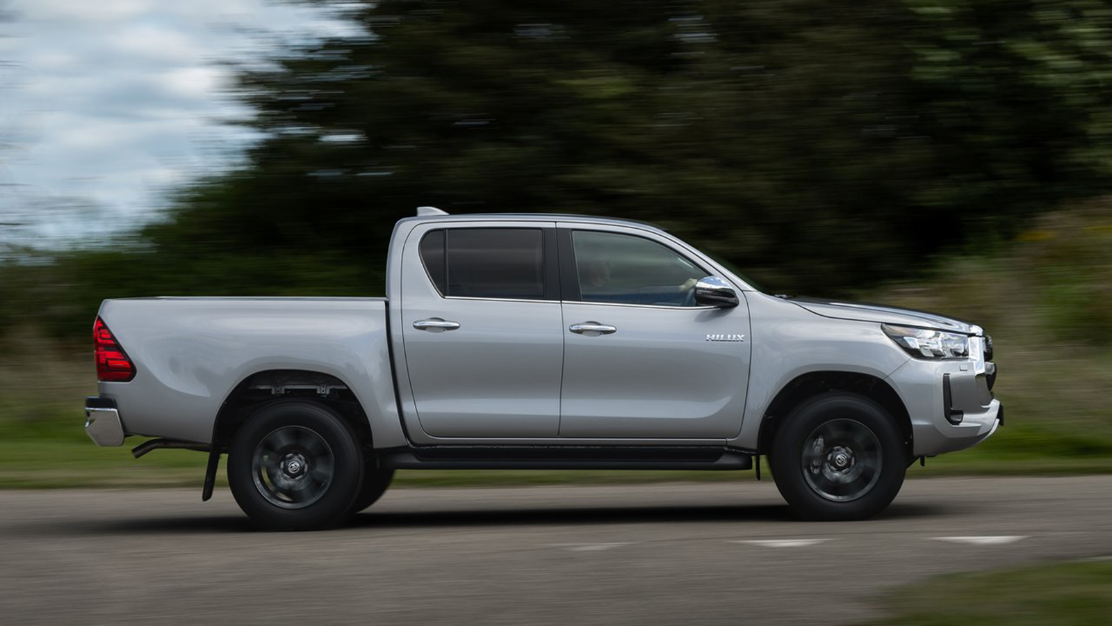 Αυτές είναι οι τιμές του ήπια υβριδικού Toyota Hilux στην Ελλάδα!